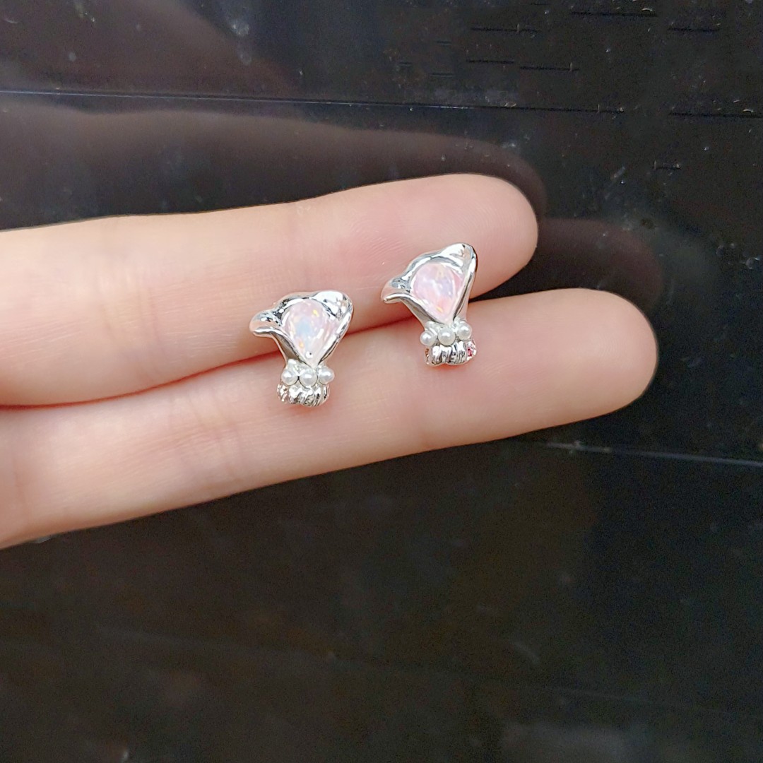 Sweet and niche Korean version, small and romantic pink cat's eye stone flower bouquet stud earrings, versatile and high-end design earrings for women on Instagram Application Scenario