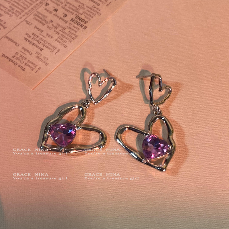 The "Hot Girl" ins light luxury heart-shaped Zircon stud earrings are a niche design for women. They are the latest trendy earrings in 2025, exuding a sense of sophistication Application Scenario