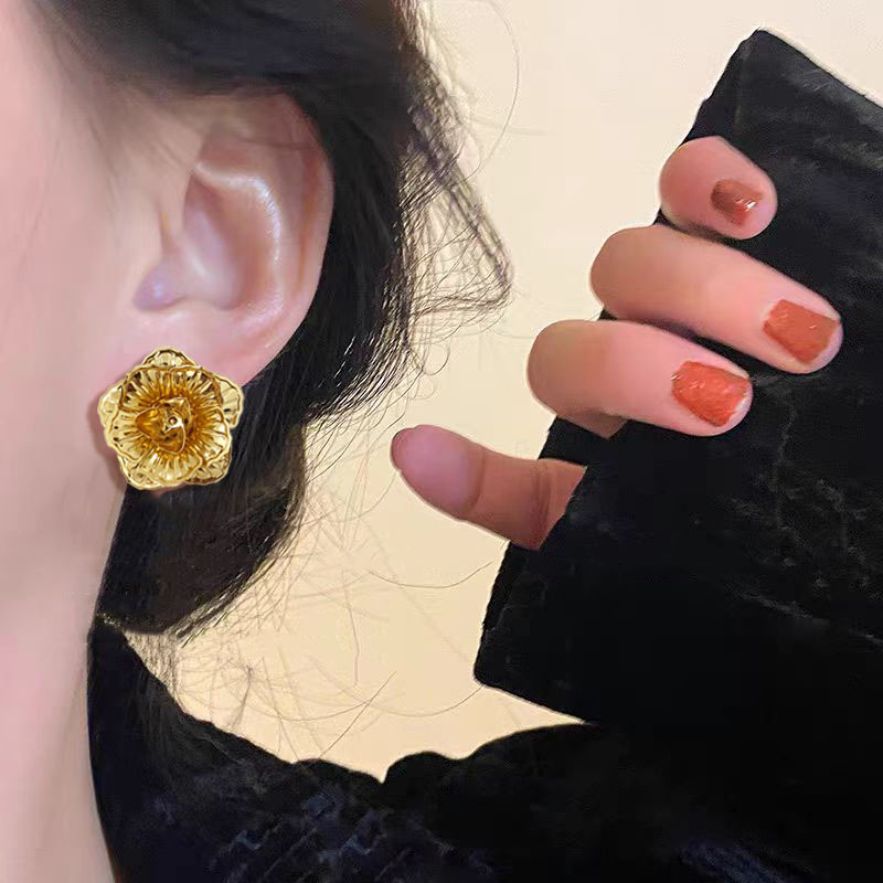 French romantic retro gilded rose stud earrings, feminine elegance, exquisite atmosphere, high-end sense, three-dimensional flower earrings details Picture