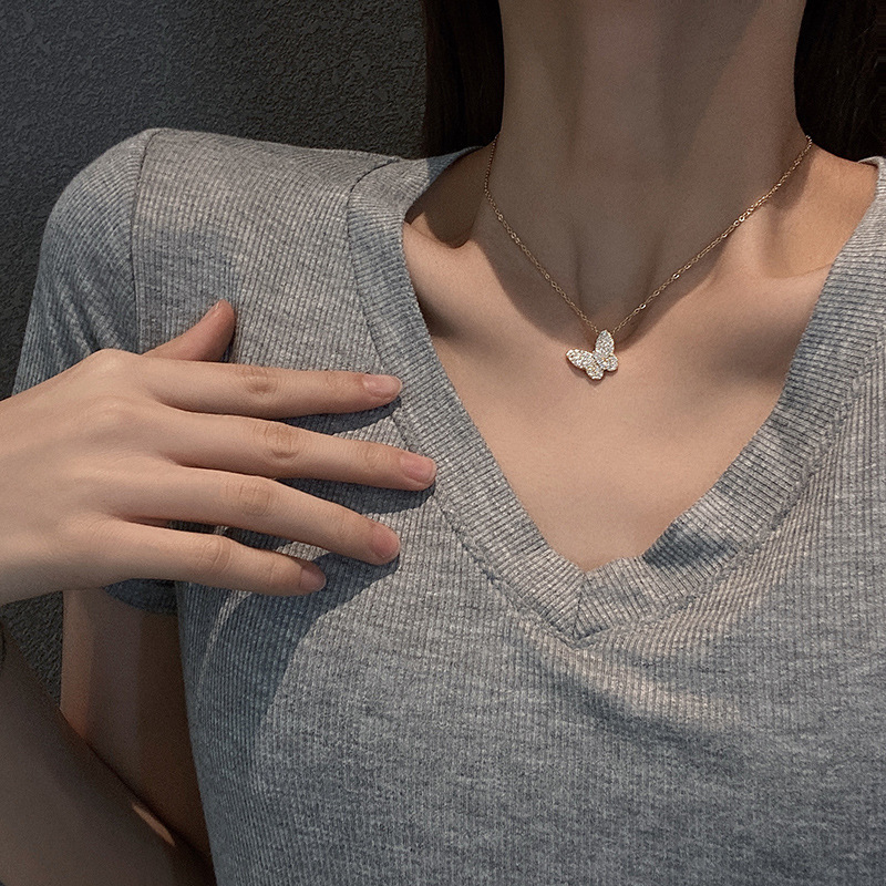 Student sweet butterfly pendant necklace, women's light luxury niche collarbone chain, 2024 new style collarbone chain accessory wholesale Application Scenario