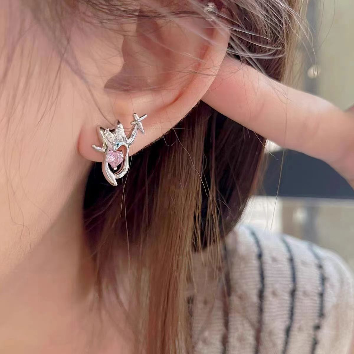 Cute star-picking kitten stud earrings, a unique design with a sweet and cool pink heart-shaped girl personality, and female earrings Application Scenario