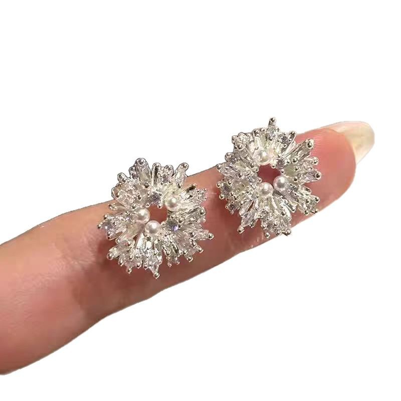 Silver sunflower geometric pearl stud earrings for women, 2025 new style, light luxury and high-end style earrings, exquisite and unique earrings Application Scenario