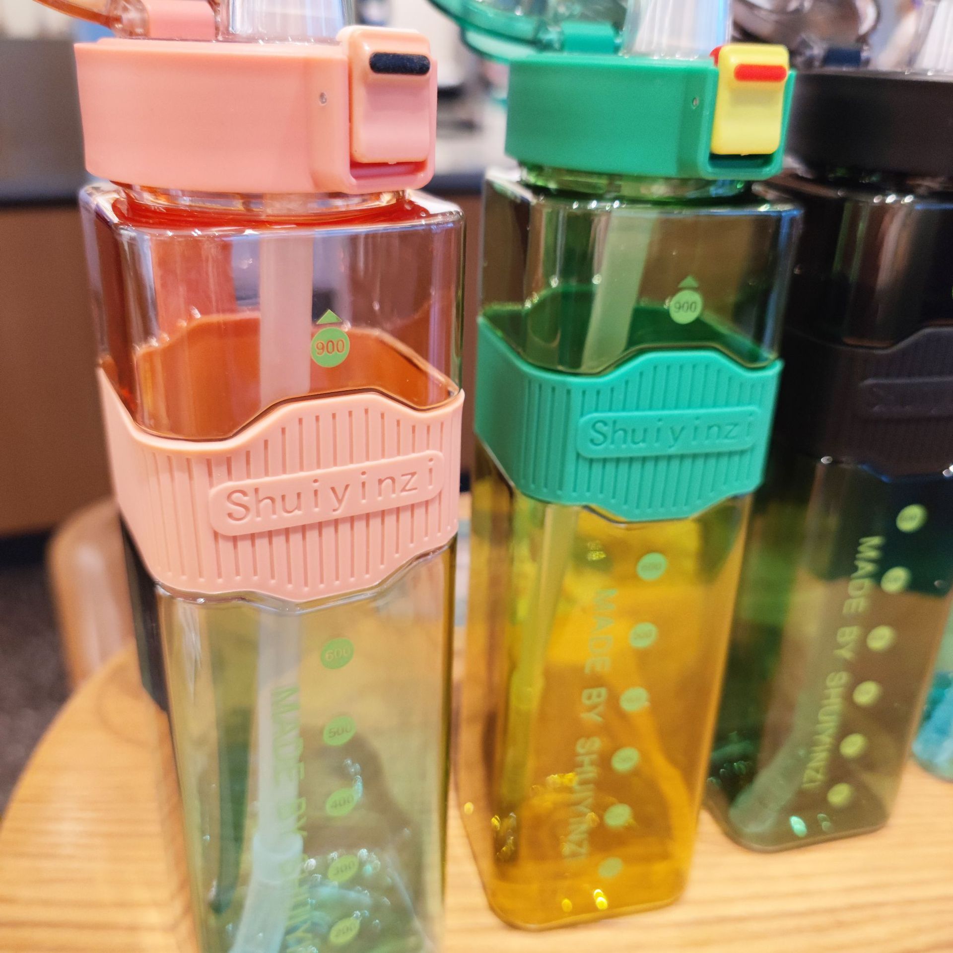 Cross-border square straw plastic water cup, simple and colorful scale 900ml outdoor portable hand-held water bottle sticker Application Scenario