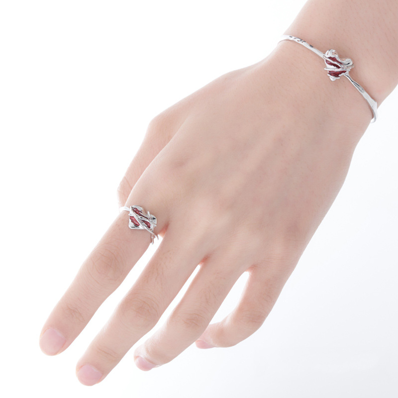 The ring features a niche design for women, an irregular thorny heart, a red drip glaze ring, and a high-end, cold style index finger ring full figure
