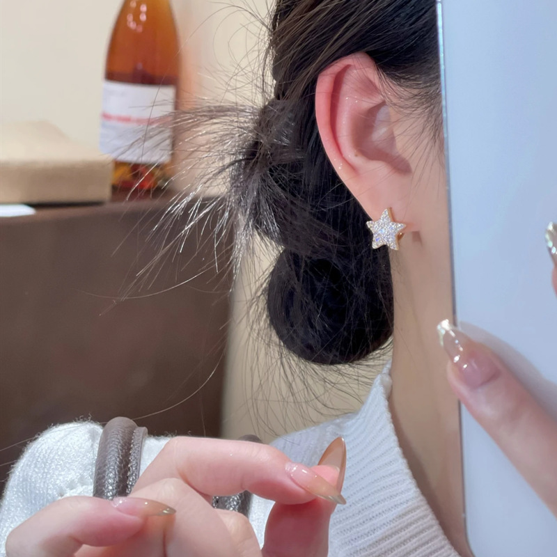 Xuhui brand exquisite and light luxury copper plated with real gold and zirconia 925 silver needle star fashionable and elegant stud earrings details Picture