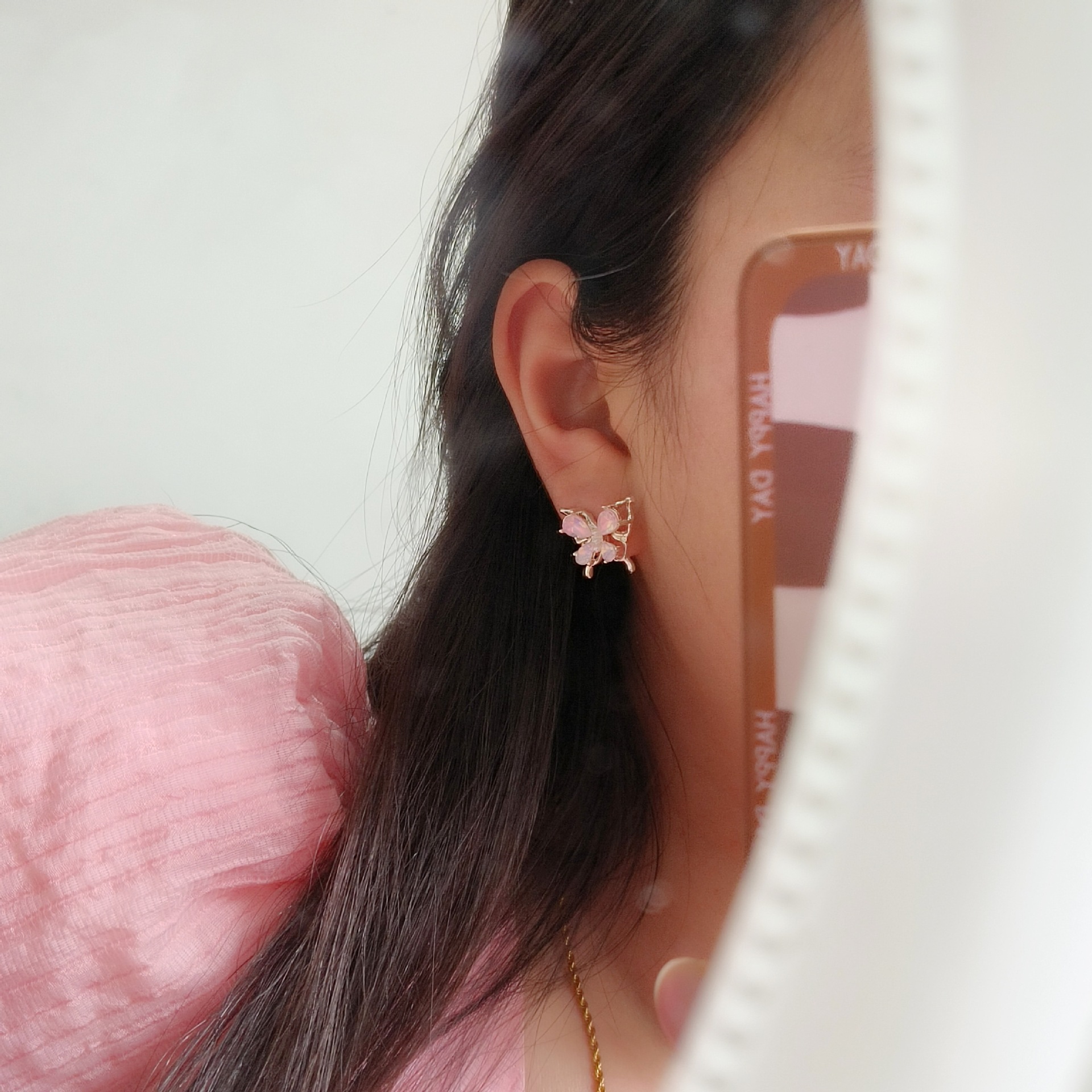 The Aurora pink butterfly pearl earrings are a must-have for women. They are simple, niche, exquisite and small. The small stud earrings exude a sense of light luxury and high-end details Picture
