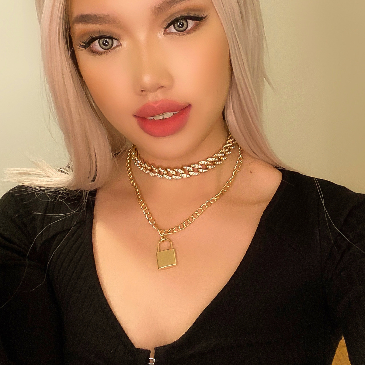 Exaggerated and fashionable European and American cross-border jewelry, diamond-encrusted Cuban chain necklace, women's retro simple and versatile lock pendant necklace full figure
