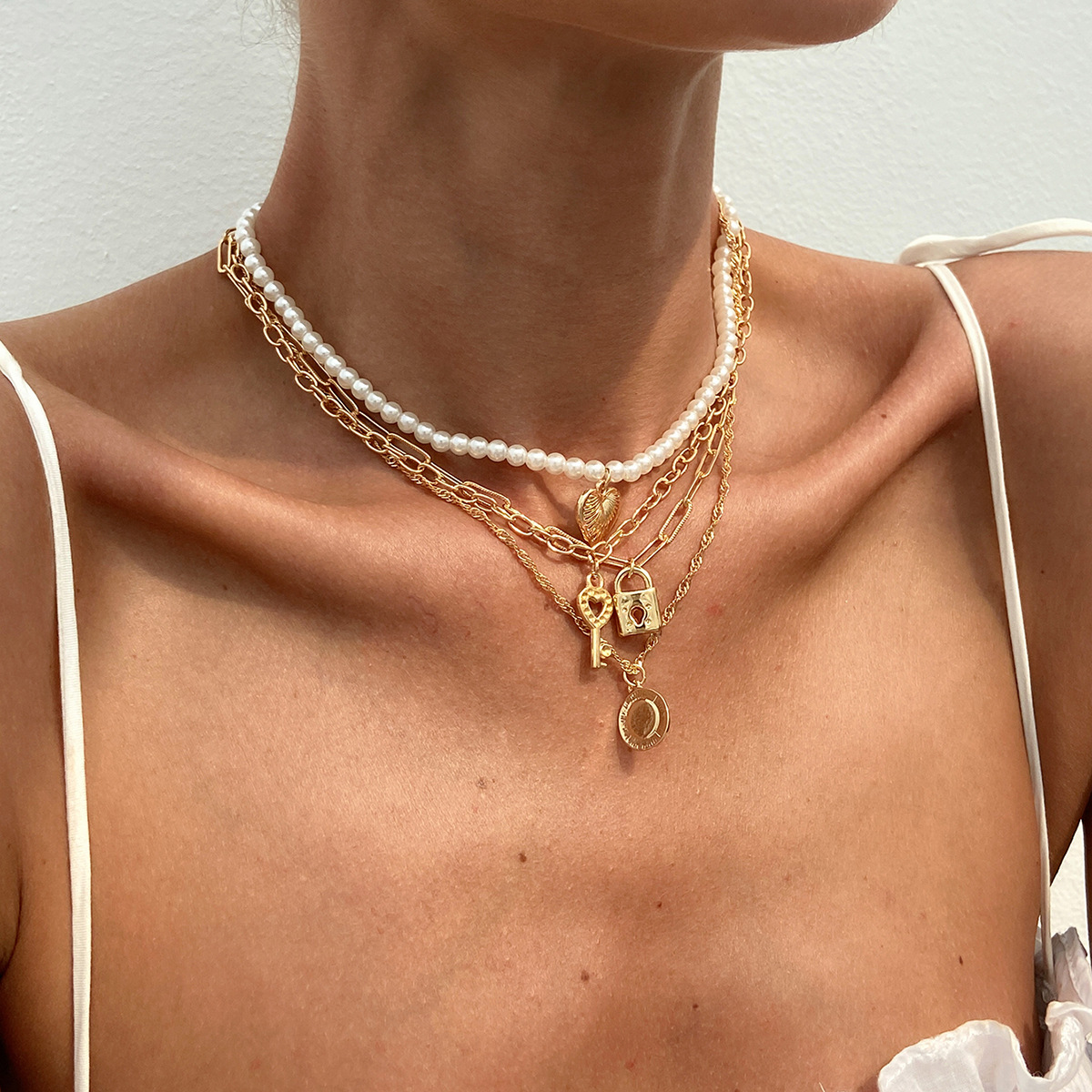 European and American cross-border jewelry, cold style pearl beaded collarbone chain, personalized heart-shaped pendant, long joint alloy necklace Specification drawing