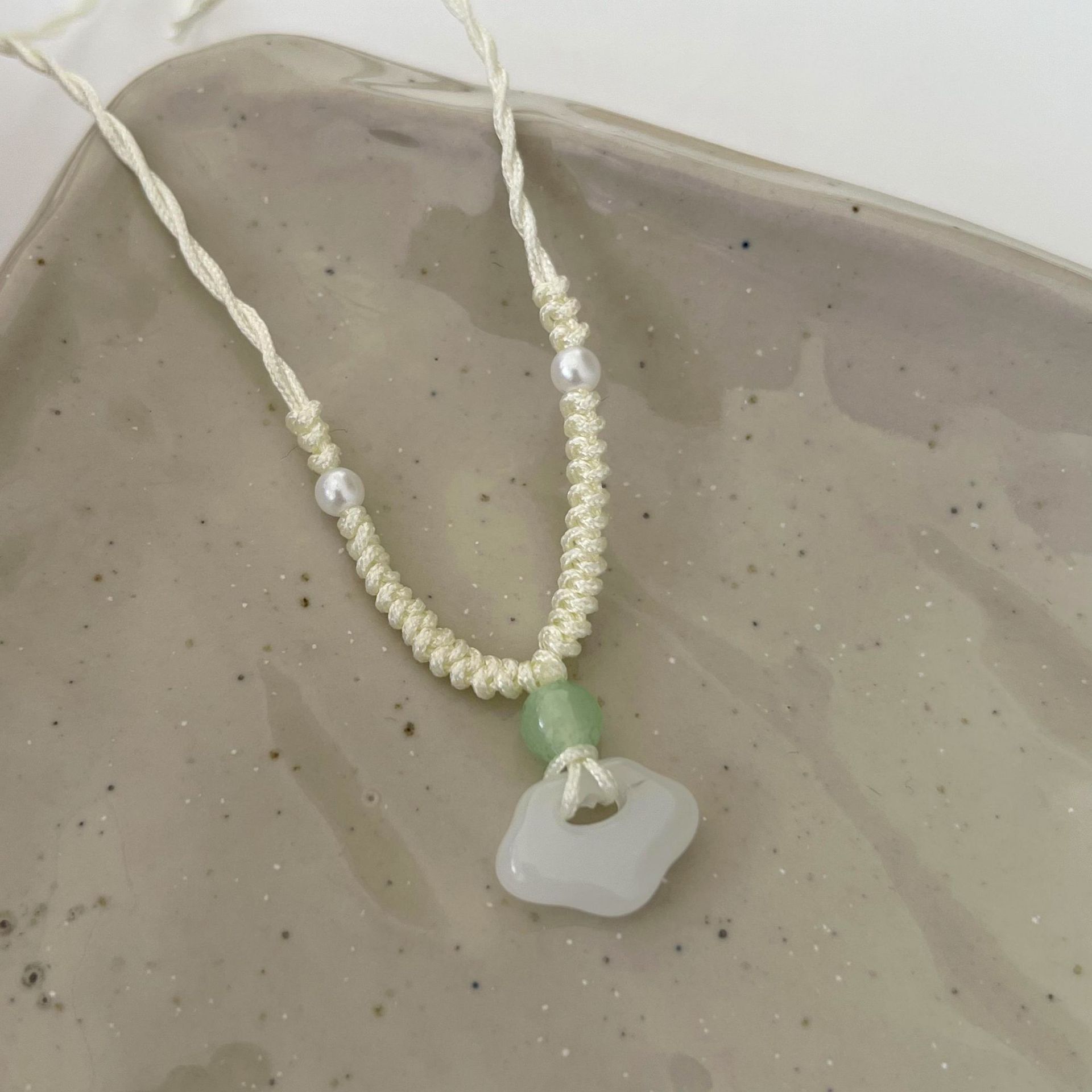 New Chinese-style Xiangyun woven necklace, a niche design for women, retro peace lock pendant, collarbone chain, fashionable and versatile neck chain full figure