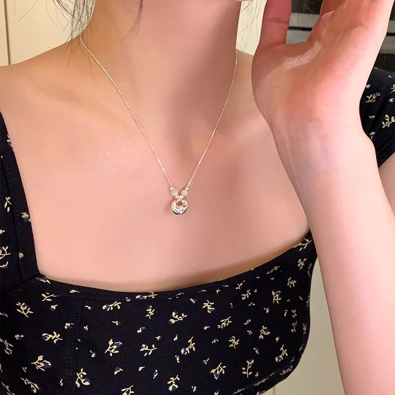 New cat's eye stone Little Fat Fu necklace for women, light luxury retro style, niche design sense collarbone chain pendant necklace Application Scenario