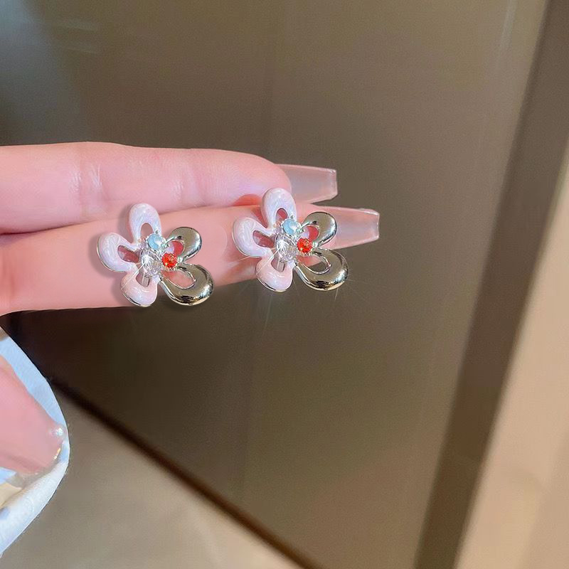 The new Korean-style trendy zirconia earrings with oil-dripping and hollowed-out flower studs feature a high-end and niche design full figure