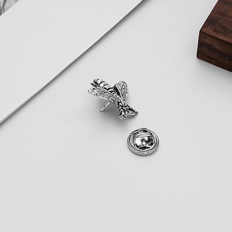 Fashionable, exquisite and versatile animal and insect brooches and corsages that are selling well in Europe and America details Picture