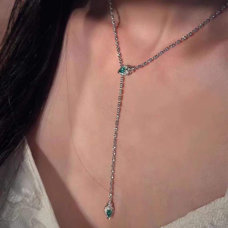 The new sweet and cool style of the grandmother's green snake necklace for women is unique, fashionable and versatile. It has a neckchain-style collarbone chain Specification drawing