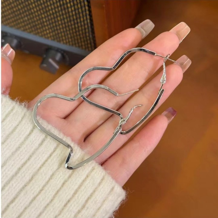 Irregular silver heart-shaped ear loops, 2025 new trendy and cool style ear studs and ear buckles, exaggerated and elegant earrings details Picture