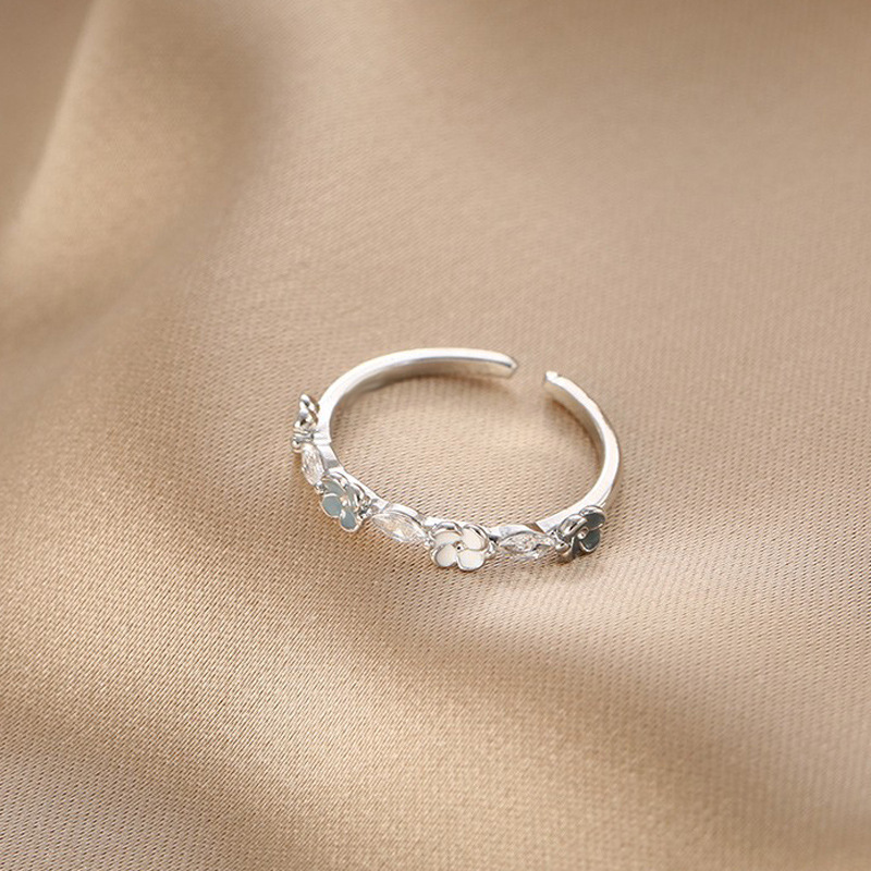 The Japanese and Korean flower-shaped heart-shaped ring is a niche design for women, exuding a sense of sophistication. It is adjustable, exquisite and versatile, with an open ring Application Scenario