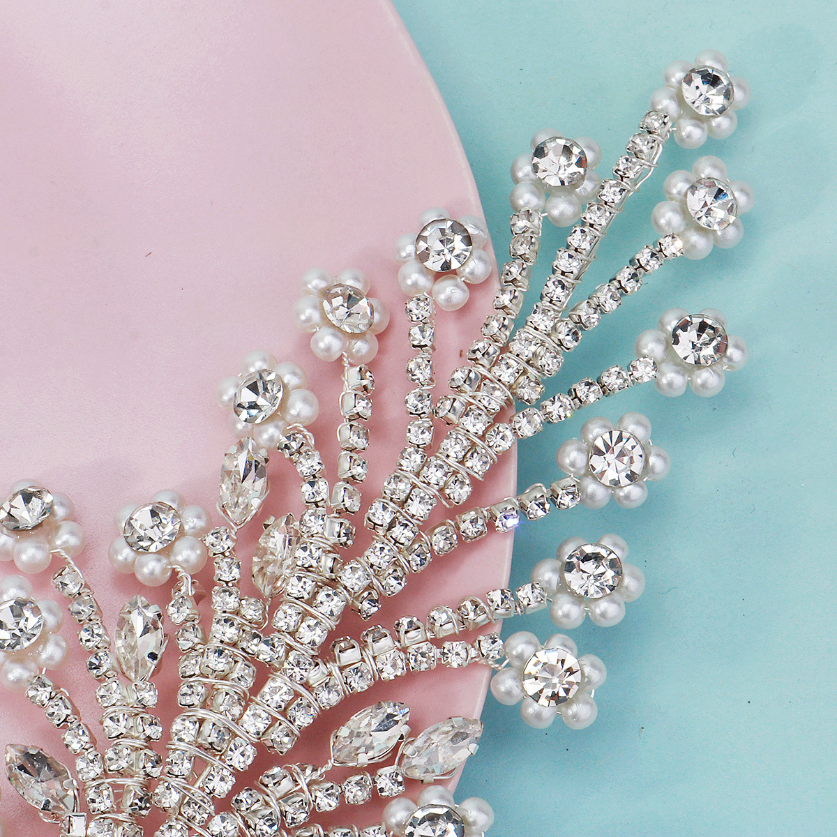 European and American bride headwear, wedding performance, leaf-shaped updo hair accessory, fashionable pearl patchwork full diamond side hair band Application Scenario