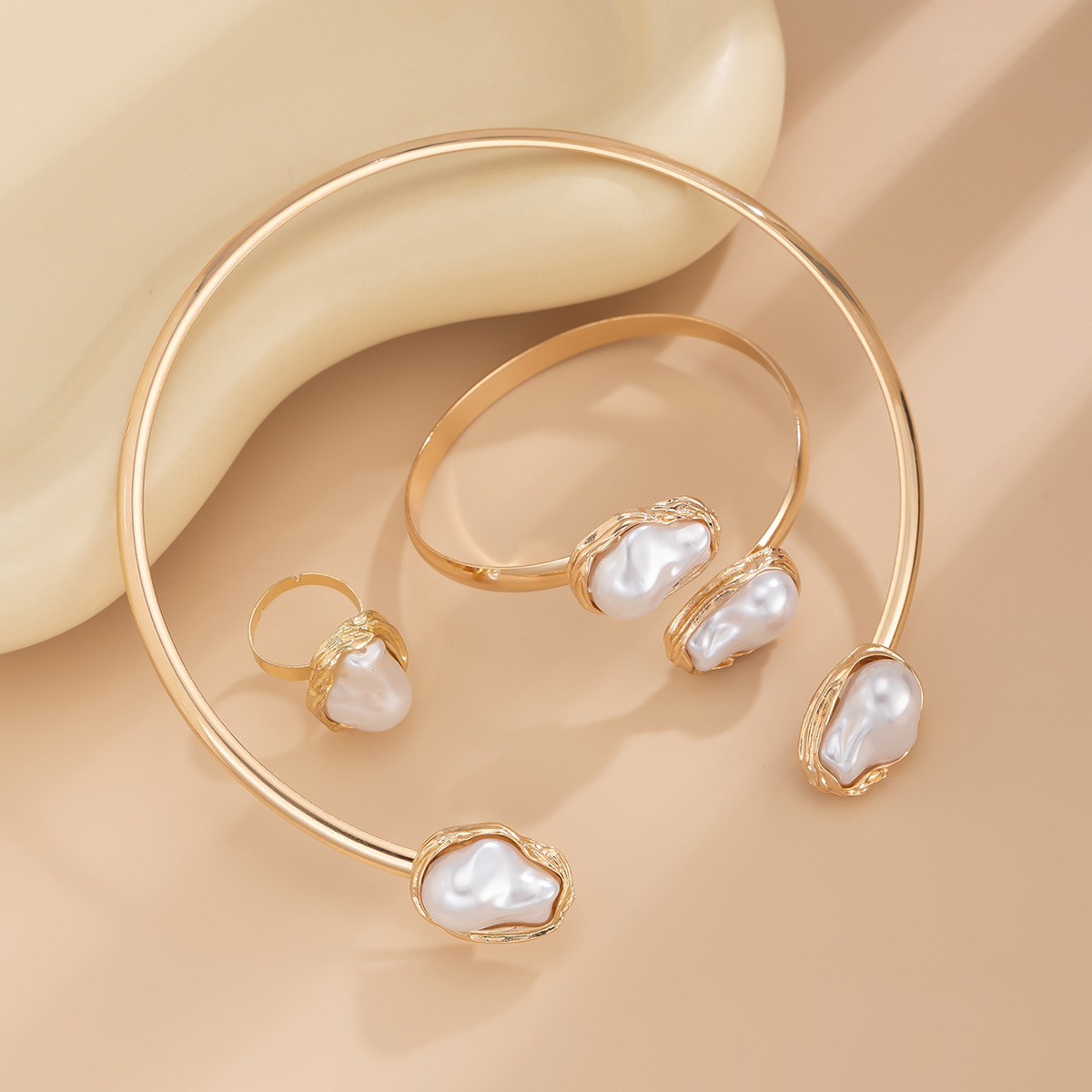 European and American cross-border jewelry, French Baroque irregular-shaped pearl necklace, retro niche alloy collarbone chain set Application Scenario