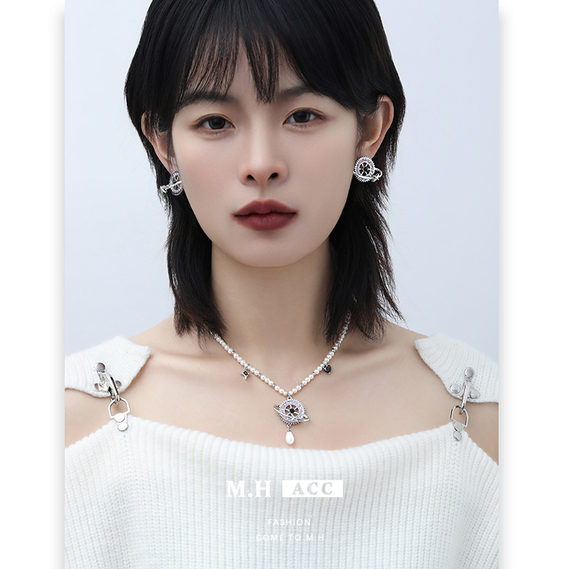 Pink gear pearl necklace, light luxury, niche and high-end women's 2025 trendy collarbone chain, elegant and versatile pendant full figure