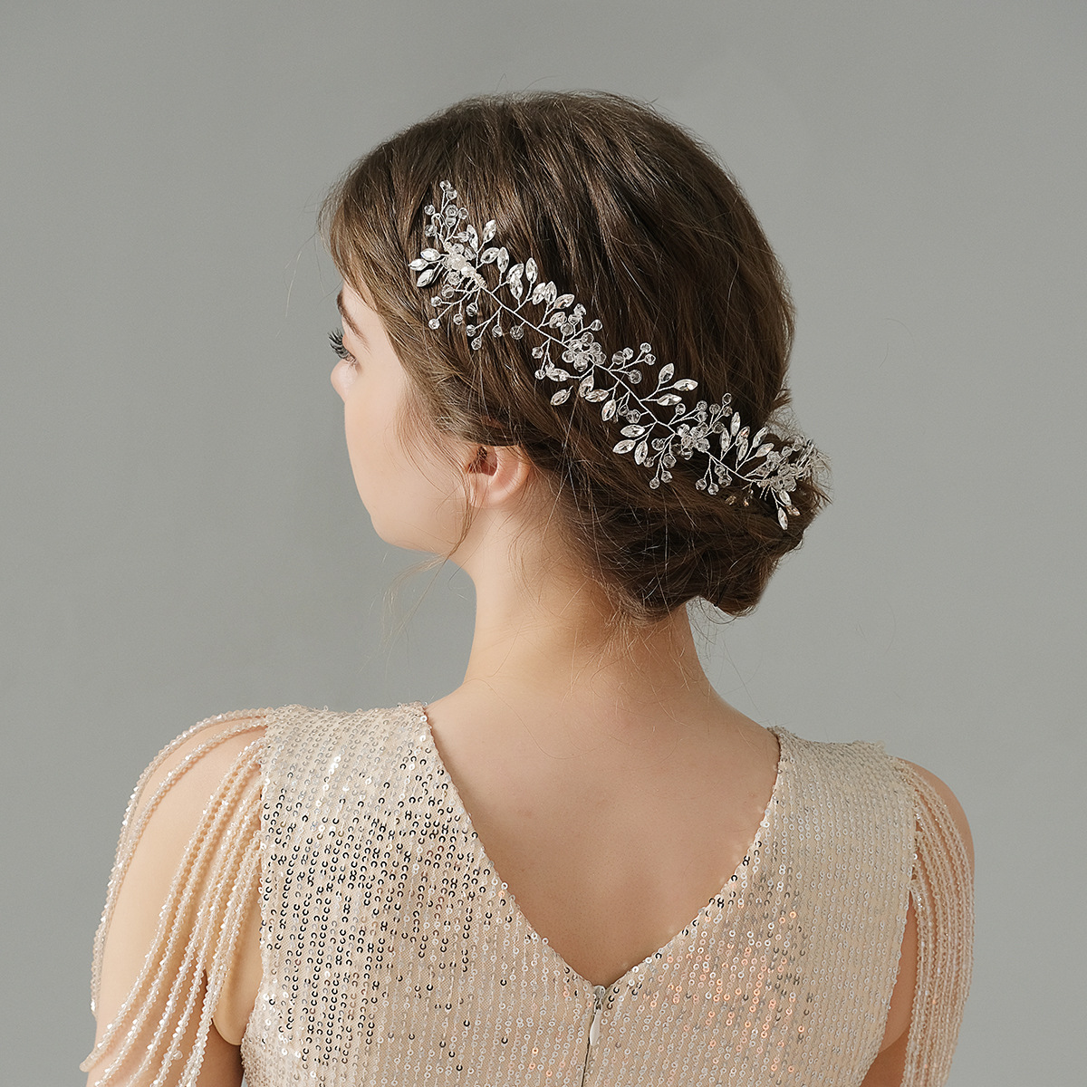 The Korean-style bride's elegant wedding hair accessories are exquisitely handcrafted. The side of the bangs is inserted with a light luxury pair of horse eye water diamond combs full figure