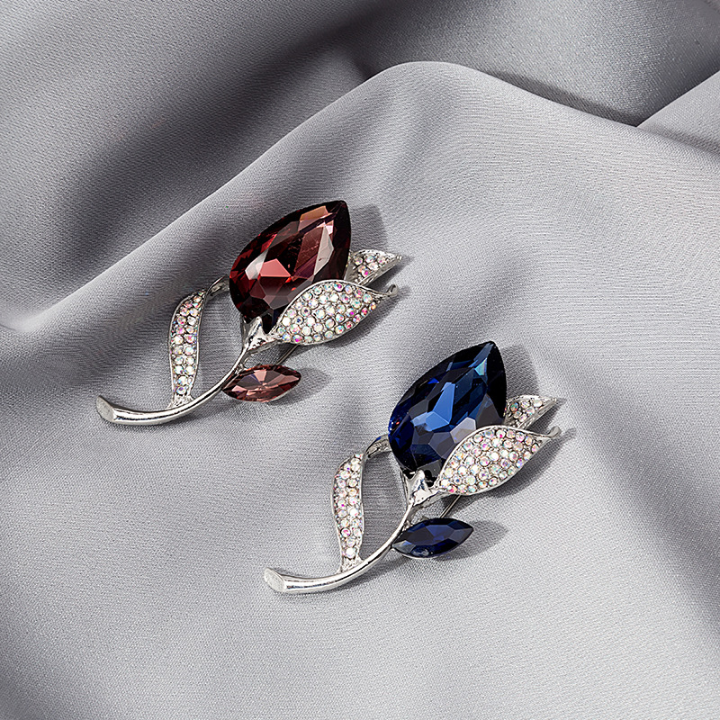 New fashionable and elegant crystal calla lily corsage copper flower brooch, high-end, elegant, fashionable and simple style corsage full figure