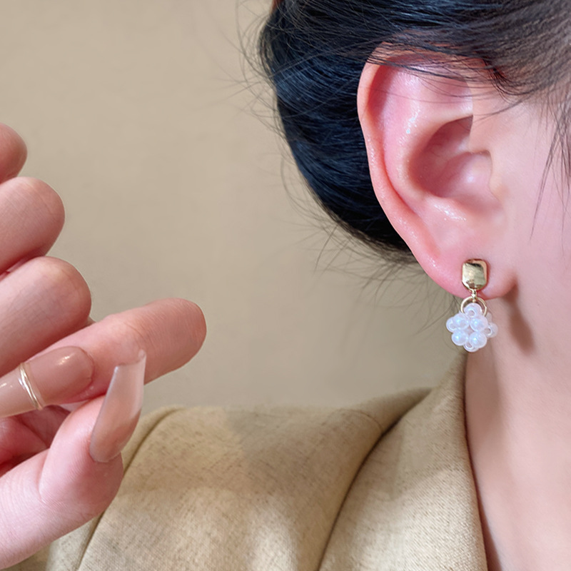 Super ethereal and elegant rice-grain pearl stud earrings for women, light luxury and niche metal feel earrings, versatile and elegant internet-famous earrings wholesale Application Scenario