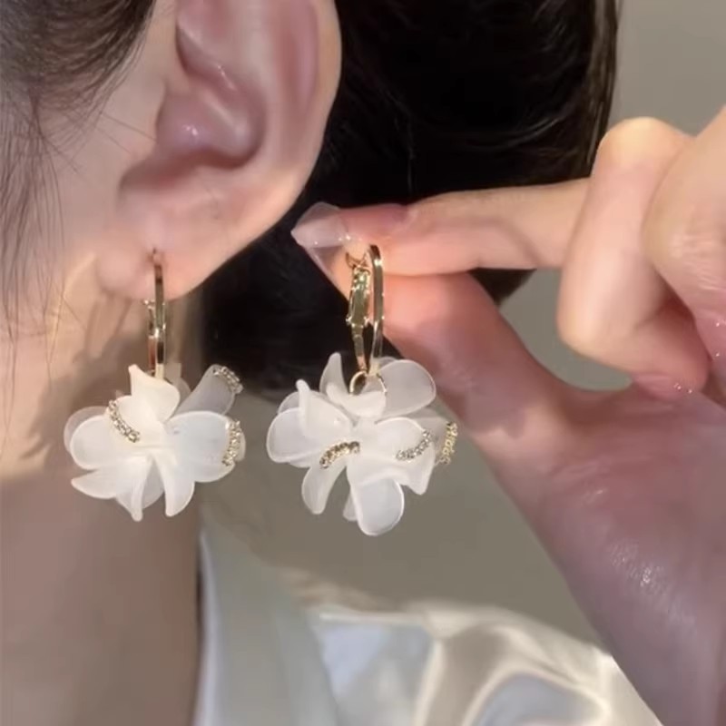 The super ethereal white petal earrings are a spring bestseller for women. The small chanel-style stud earrings exude a sense of sophistication and are versatile and elegant Application Scenario