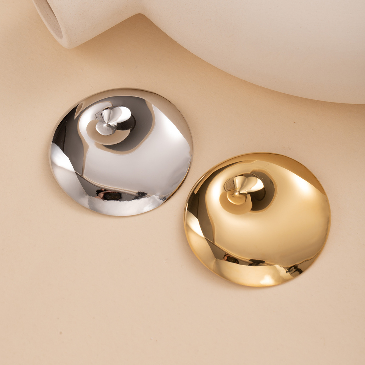 The European and American metal style concave-convex round brooch with a high-end feel, the Maillard pin with a light luxury and fashionable niche accessory details Picture