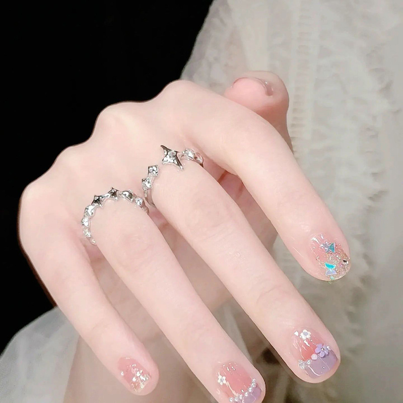 Starlight Zircon ring, a retro girl's stacked ring, is a niche design with a simple and individual style. The opening can be adjusted as an index finger ring details Picture