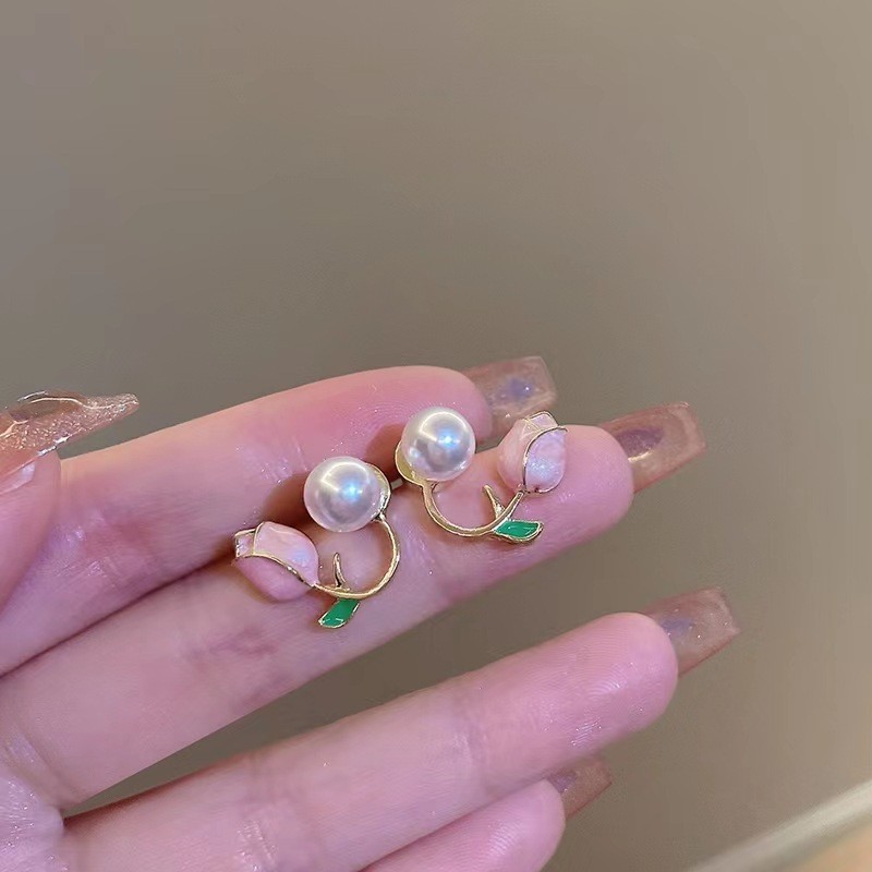 Korean style Instagram trendy flower stud earrings for women, high-end and light luxury earrings, versatile and fashionable forest-themed stud earrings Application Scenario