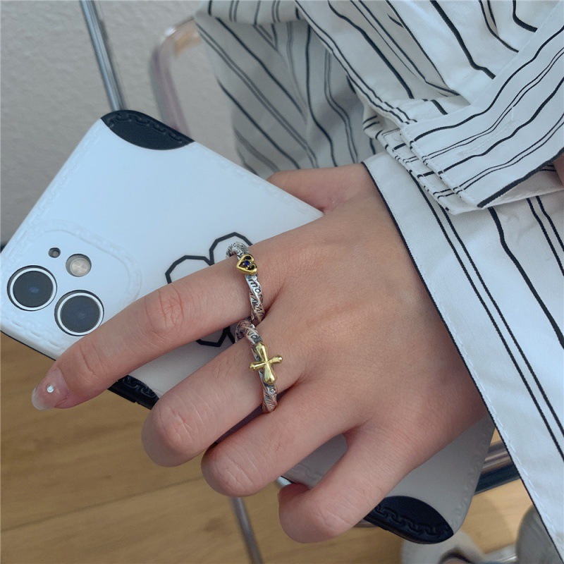 A retro distressed ring with a unique design of graffiti, a heart-shaped cross, and distorted English letters. It's versatile and trendy for dancing parties Specification drawing
