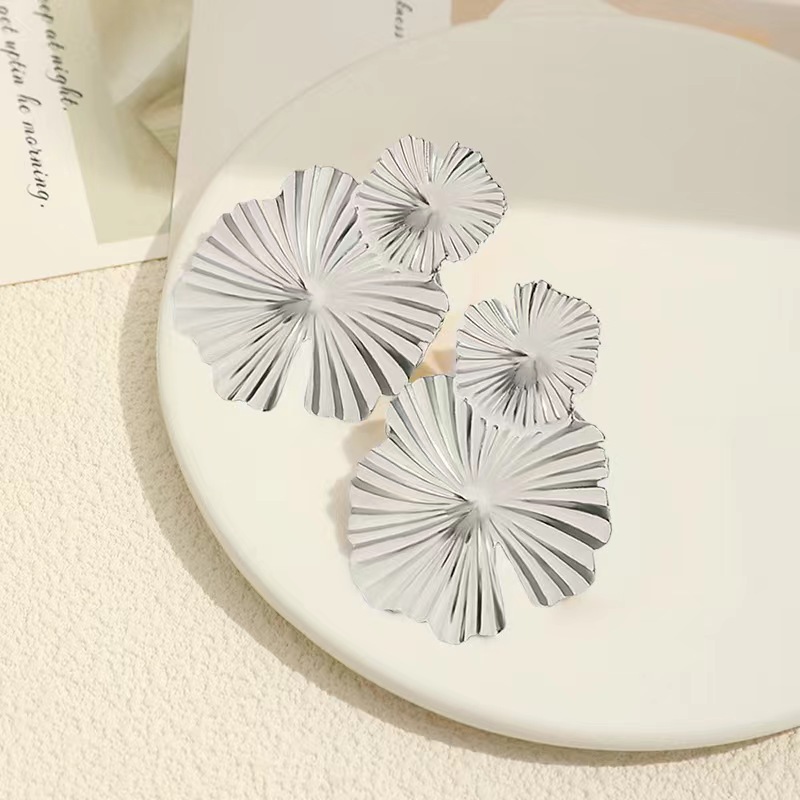 Exaggerated and fashionable cross-border style metal sequined stud earrings, elegant and high-end European and American cold style earrings and earrings Application Scenario