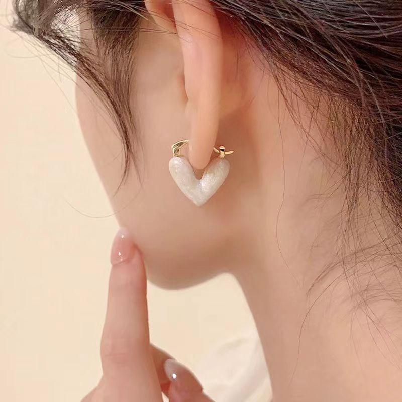 The 2025 new light luxury and niche s925 glazed heart-shaped stud earrings for women are French high-end, niche, fashionable, exquisite and versatile details Picture