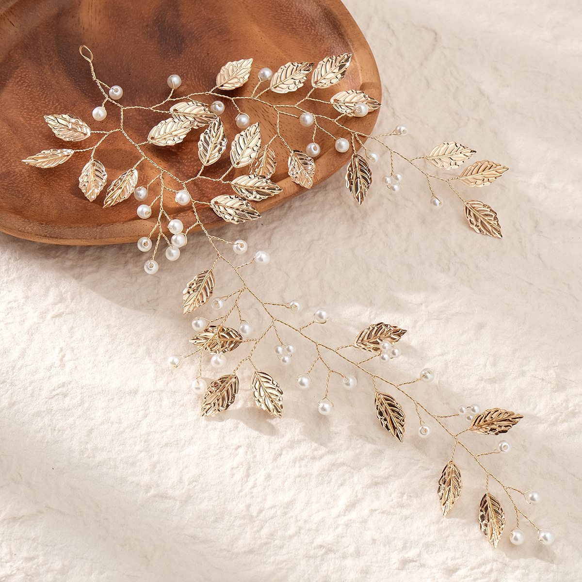 Versatile handcrafted bridal hair accessories, forest-themed golden leaf and flower headband, Xiuhe ancient-style braided hair accessories, pearl headband details Picture