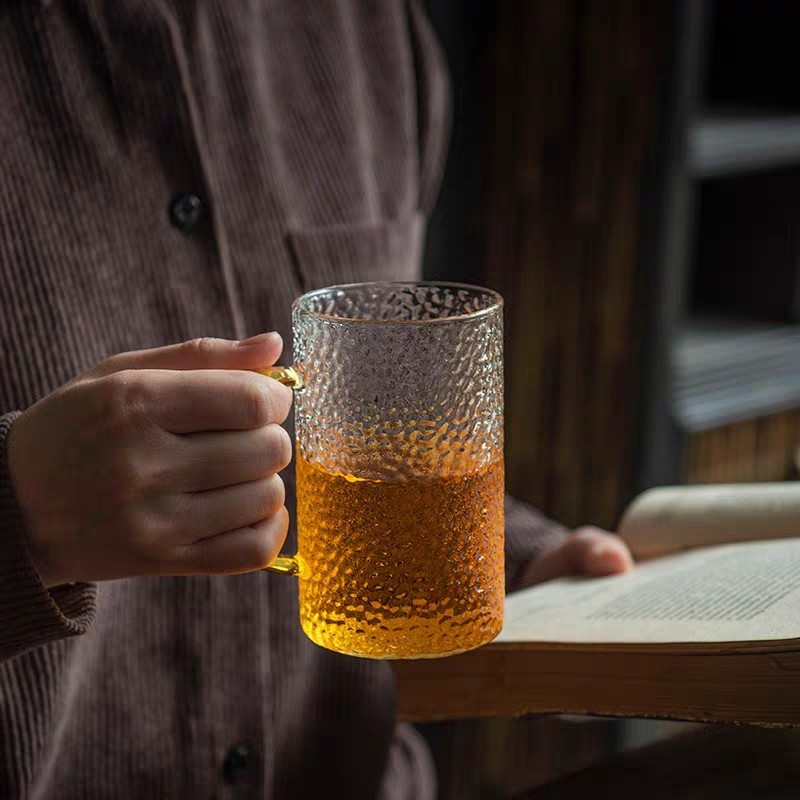 High borosilicate glass office cup with hammer pattern handle, transparent Nordic glass cup, office handcrafted large-capacity tea cup Application Scenario