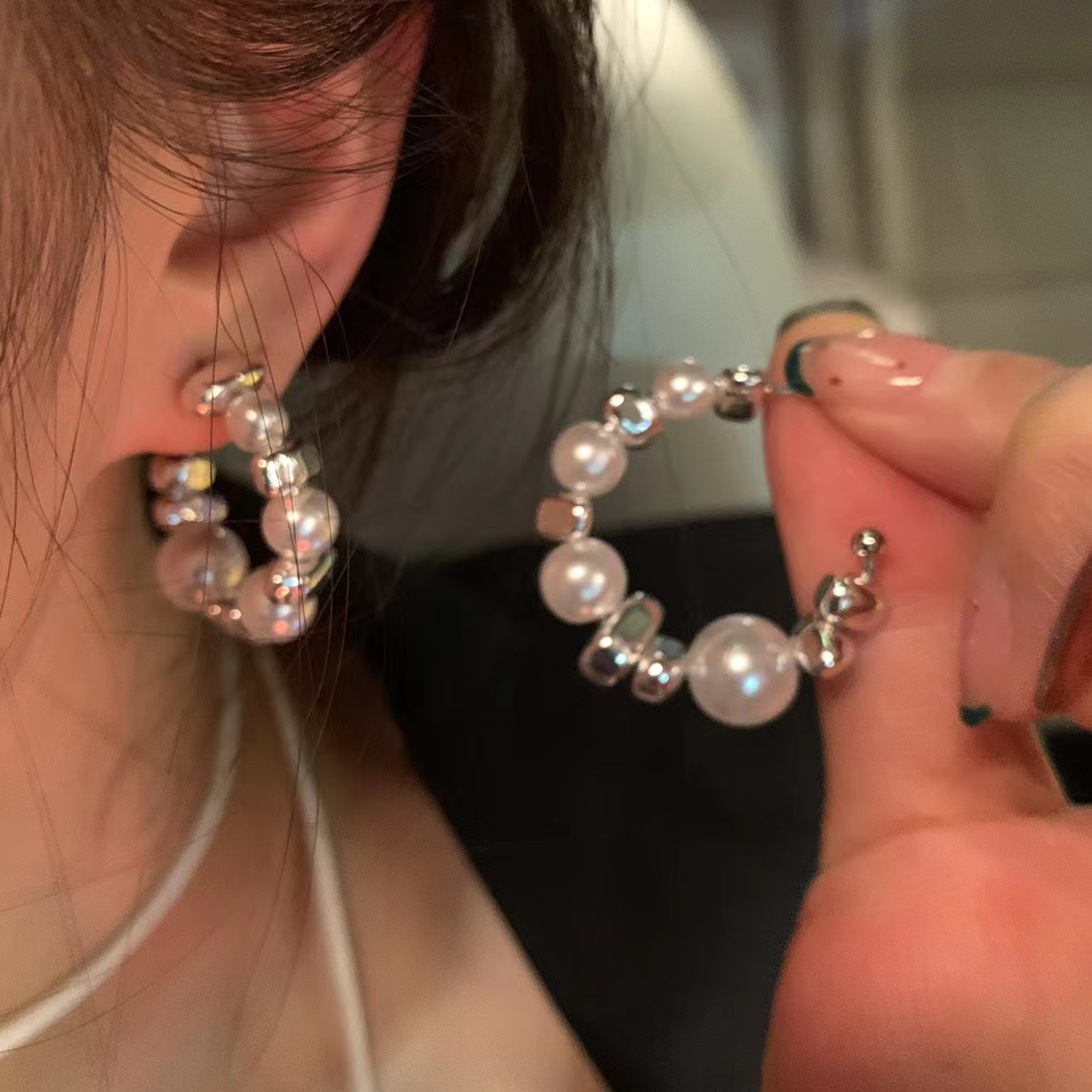 Korean light luxury pearl silver ear rings, C-shaped ear studs, feminine charm, versatile, fashionable and niche design, high-end earrings details Picture