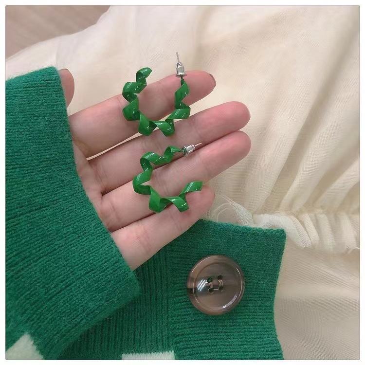 Retro Hong Kong style, green telephone line ear studs, women's personality, versatile and fresh earrings, niche design sense earrings Application Scenario
