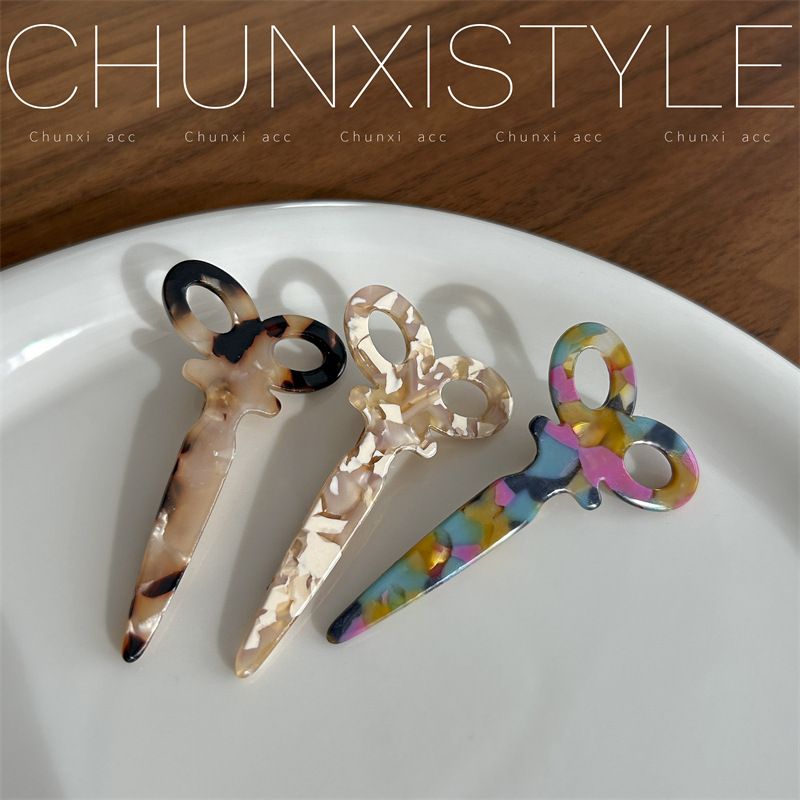 Korean retro geometric scissor hairpins, Korean InS-style acetate color duckbill-shaped hairpins with a girlish personality Application Scenario