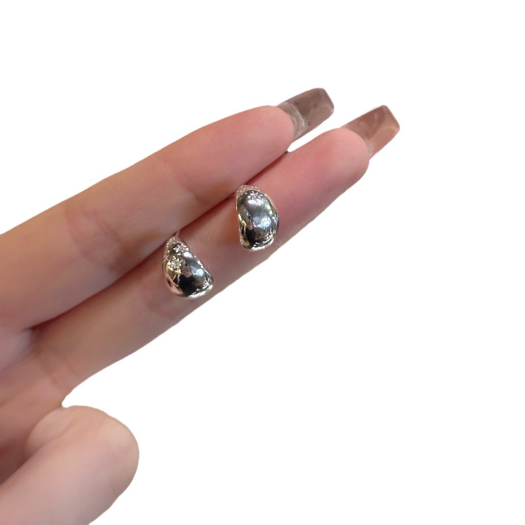 Metallic silver teardrop, small bean, silver needle stud earrings for women, simple and elegant, versatile earrings, cold and stylish style earrings Item Picture
