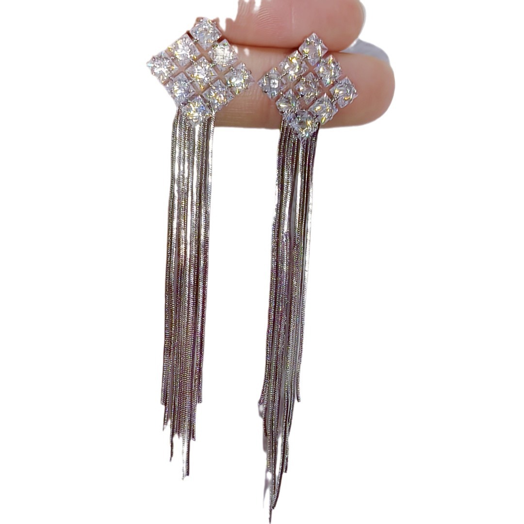 The 2025 new style of sparkling Zircon tassel earrings and earrings for women in the trendy Dongdaemun fashion, exuding a sense of elegance and sophistication Item Picture