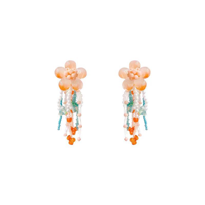 The small flower-patterned tassel and beaded stud earrings are a fairy-like vacation forest-themed niche earrings that are suitable for round and square faces Item Picture