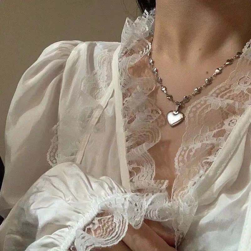 The heart-shaped pendant necklace is a light luxury and niche design for women. The collarbone chain is simple and popular, with a unique and elegant style full figure