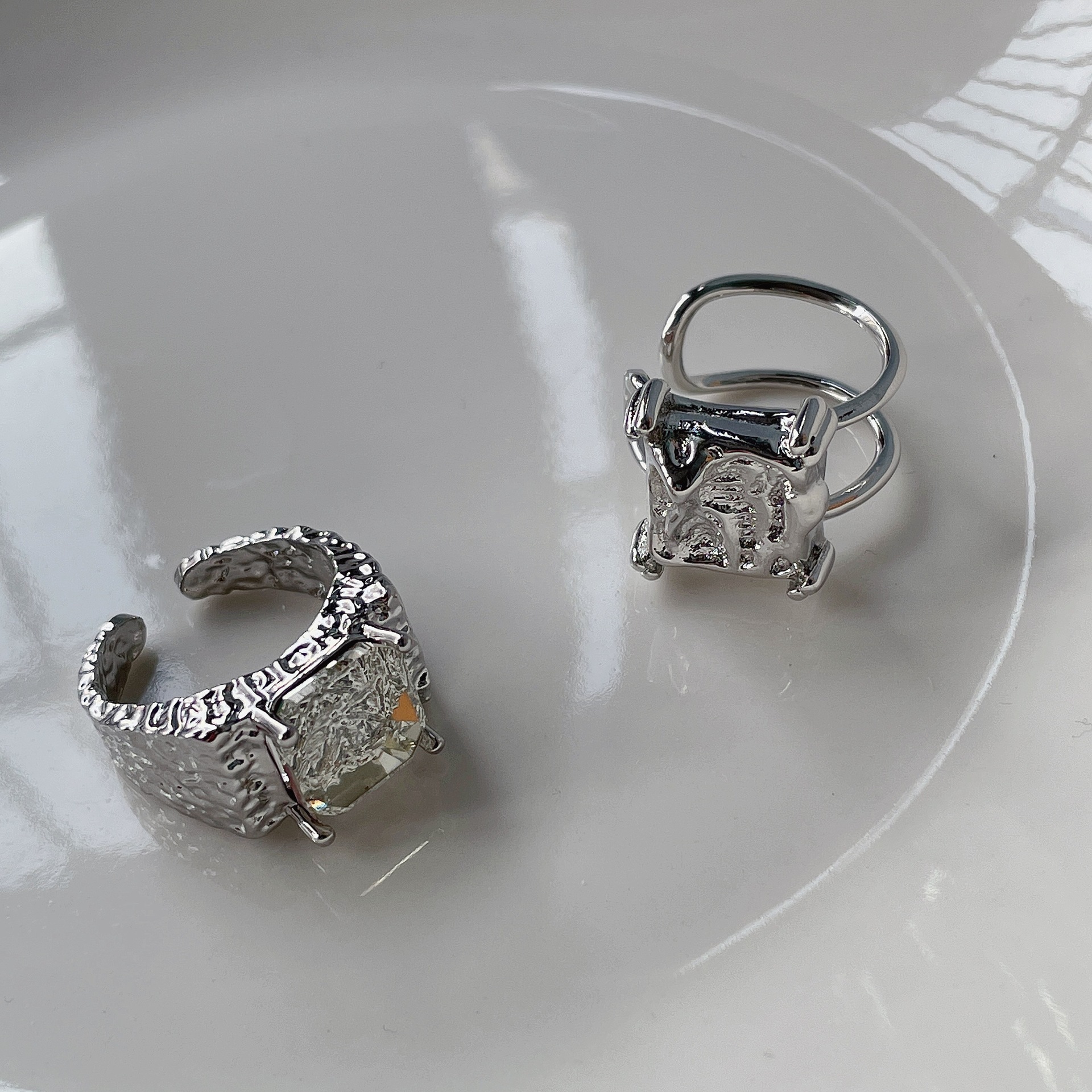 A square tin foil pleated zircon ring with a unique design sense, retro ins cold style, and a distinctive open ring full figure