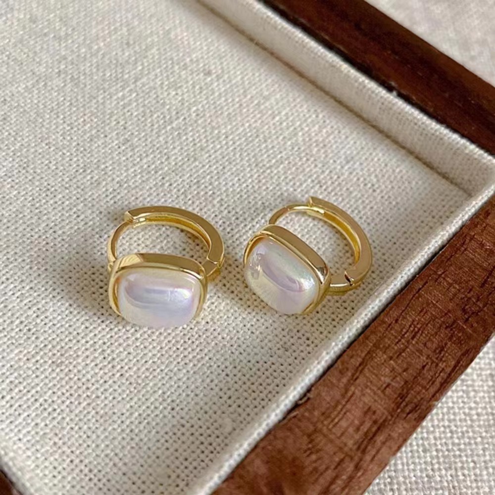 French retro high-end pearl ear loops and ear rings, feminine charm, versatile, fashionable, light luxury, simple and niche design earrings Application Scenario