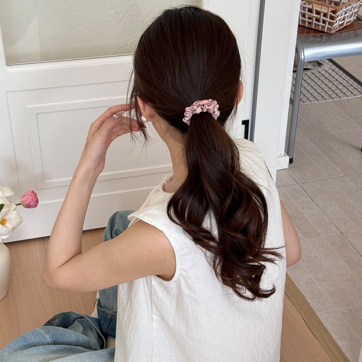 High-end, fresh, pleated satin texture, small intestine hair band, new fashionable and stylish hair tie, ponytail leather band details Picture