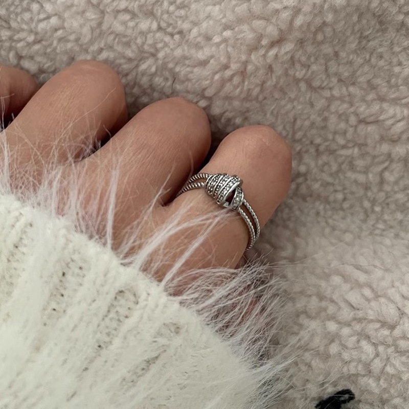 The cross-wound woven ring is a niche design for women, featuring a fashionable, individual, light luxury, high-end and cold style. It is simple and unique for the index finger details Picture