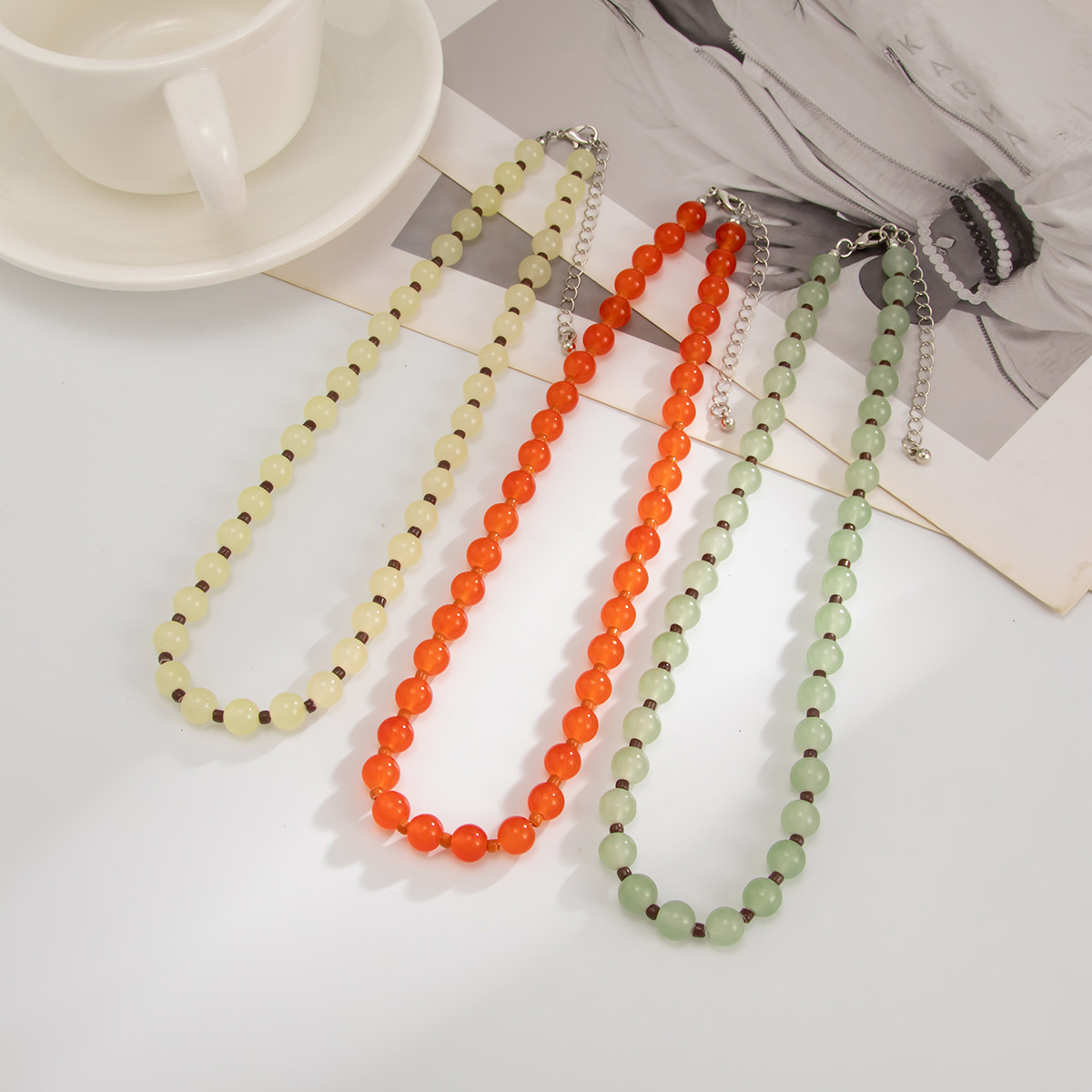 European and American cross-border jewelry, high-end, light green transparent glass beaded necklace, fashionable and simple, rice bead collarbone chain for women Application Scenario
