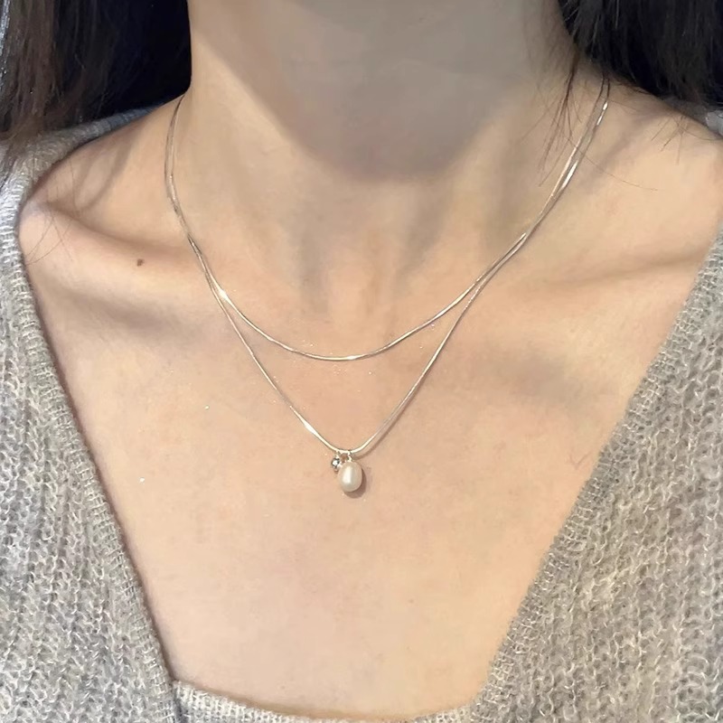 Double-layer pearl necklace for women 2024, a new, niche and light luxury collarbone chain with a simple and elegant style full figure