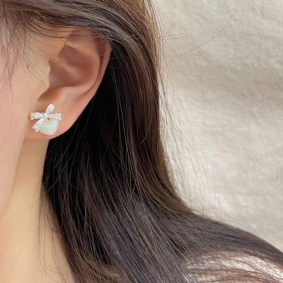 [Youthful Elegance] French fashion and light luxury bow heart-shaped pearl stud earrings, a unique and elegant design Specification drawing