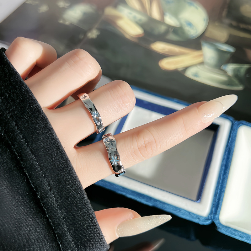 A niche design of blue snowflake personalized drip glaze couple rings on Instagram, with a cold style, simple and versatile fashion ring trend Application Scenario