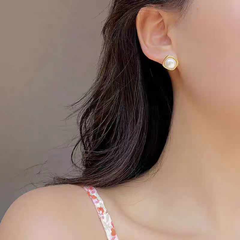 Retro French pearl stud earrings for women, new trendy, high-end, elegant and grand earrings, niche design sense, cold style earrings details Picture